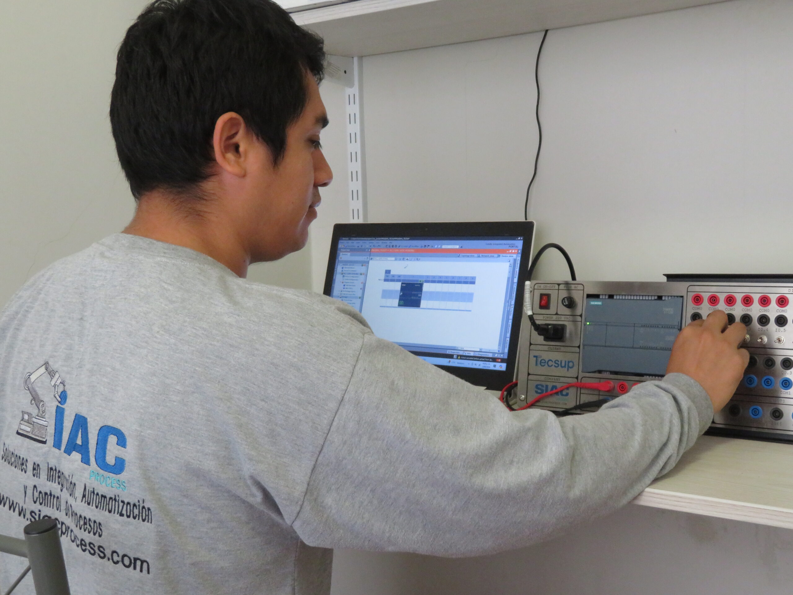 Diseño y fabricación de Módulos de entrenamiento PLC para universidades e institutos