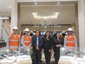 Automatización de vitrinas en joyería de lujo con sistema motorizado