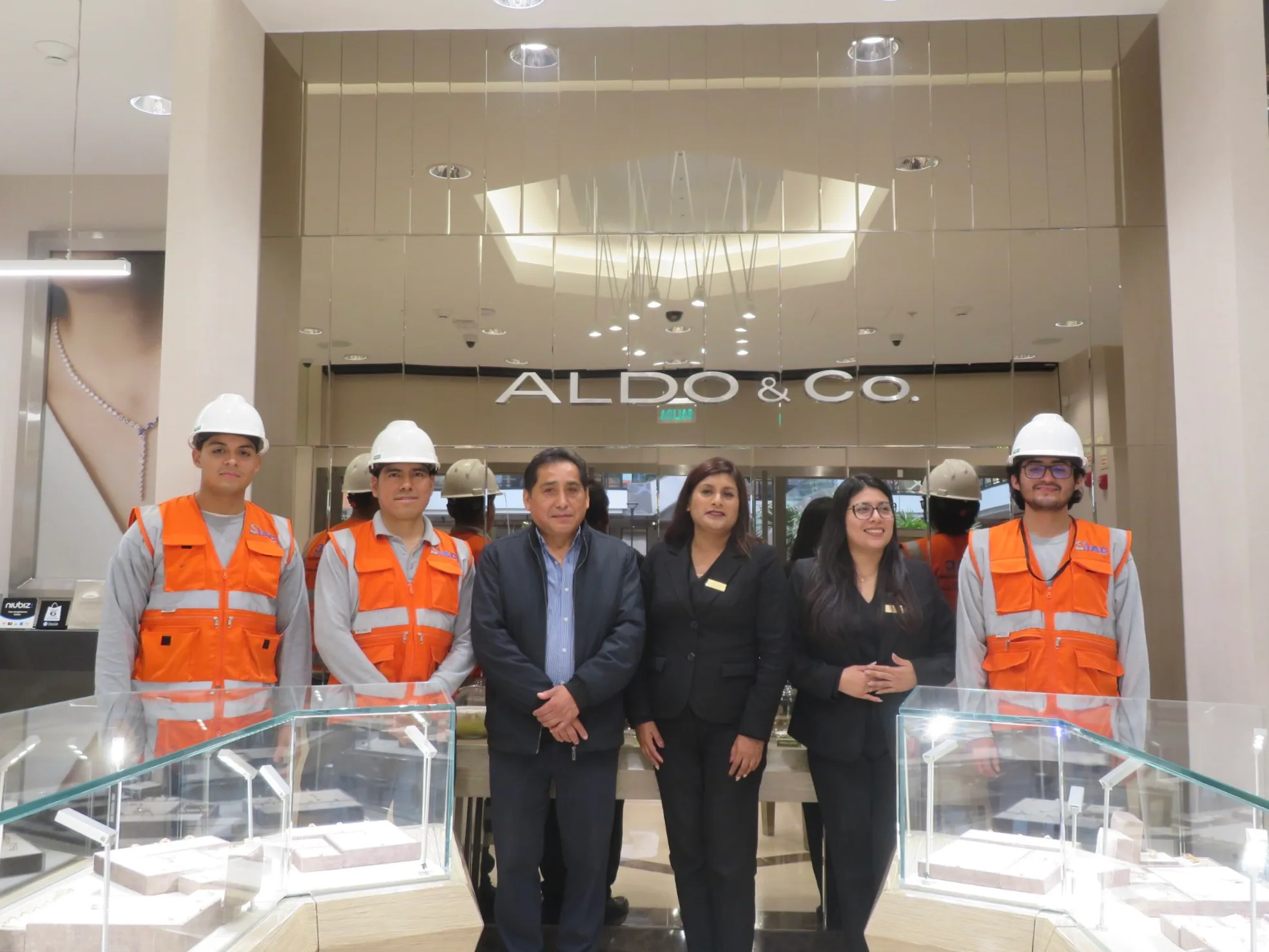 Automatización de vitrinas en joyería de lujo con sistema motorizado