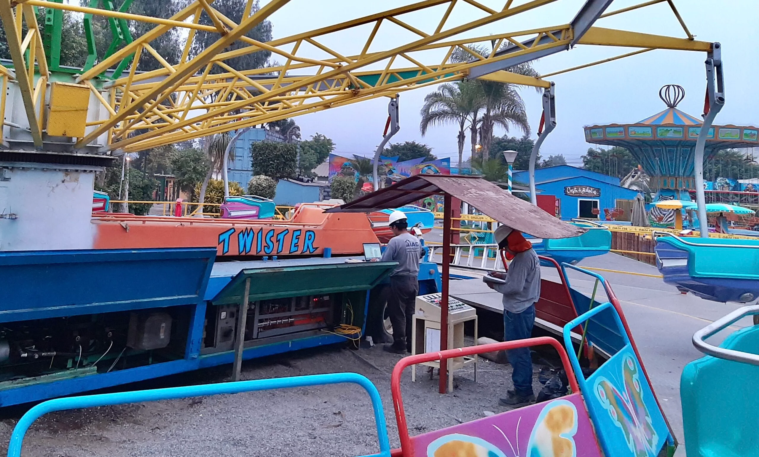 Automatización de juego mecánico Twister para un parque de atracciones
