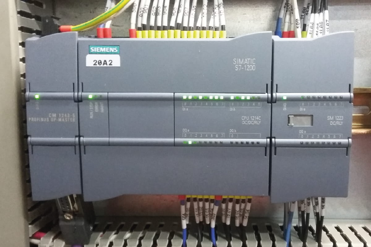 Programación plc y hmi en máquina estuchadora