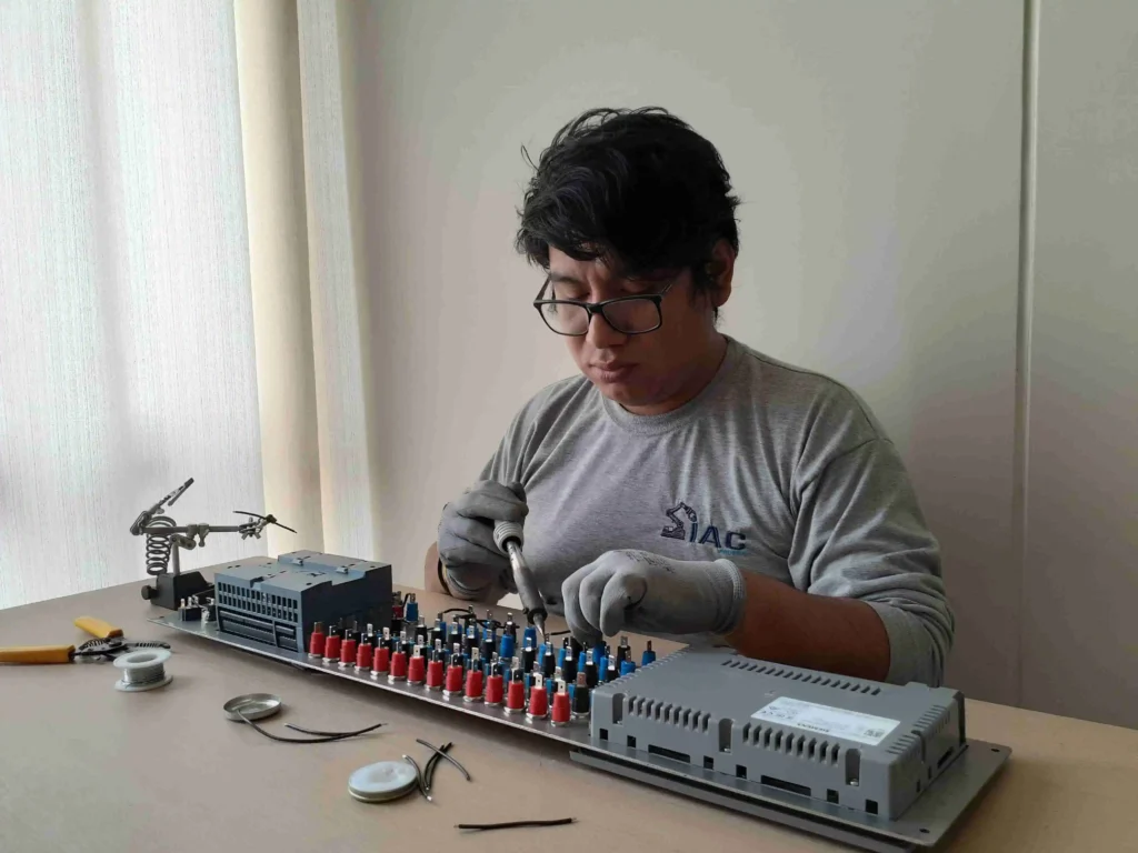 Fabricación de kit de entrenamiento plc para una universidad