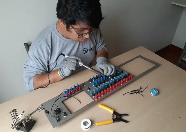 Fabricación de módulo de entrenamiento plc Ensamble de módulo de entrenamiento plc para universidad Tecsup